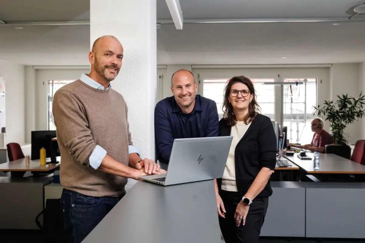 Drei Mitarbeitende im Büro von Intersys in Zuchwil