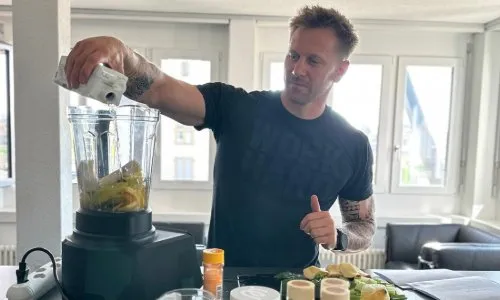 Benjamin Hermberg füllt an der Smoothie-Session Früchte in einen Mixer