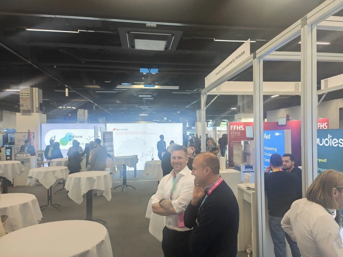 Besucherinnen und Besucher im Ausstellungsbereich der Sustainability Days 2024