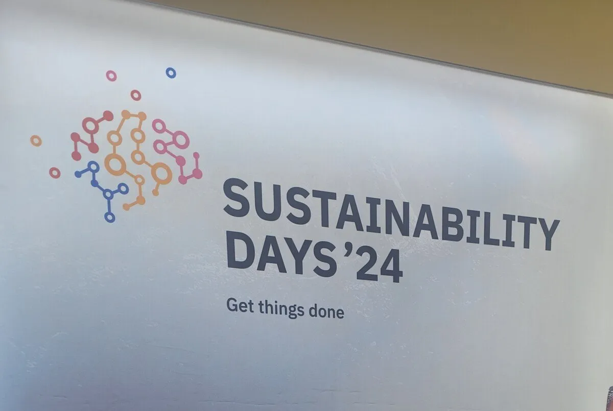 Logo der Sustainability Days 2024 auf einer Glaswand