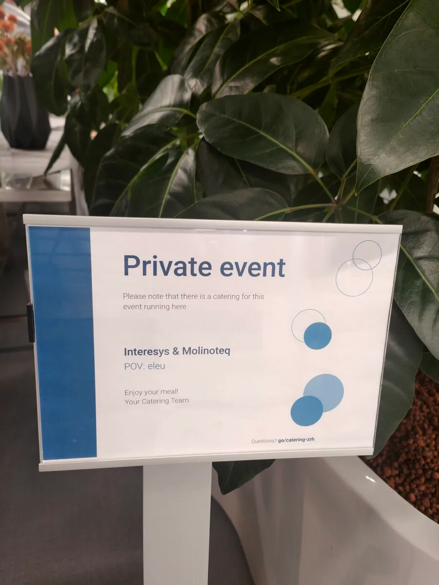 Hinweisschild für den Anlass von Intersys und Molinoteq am Google Event 2025