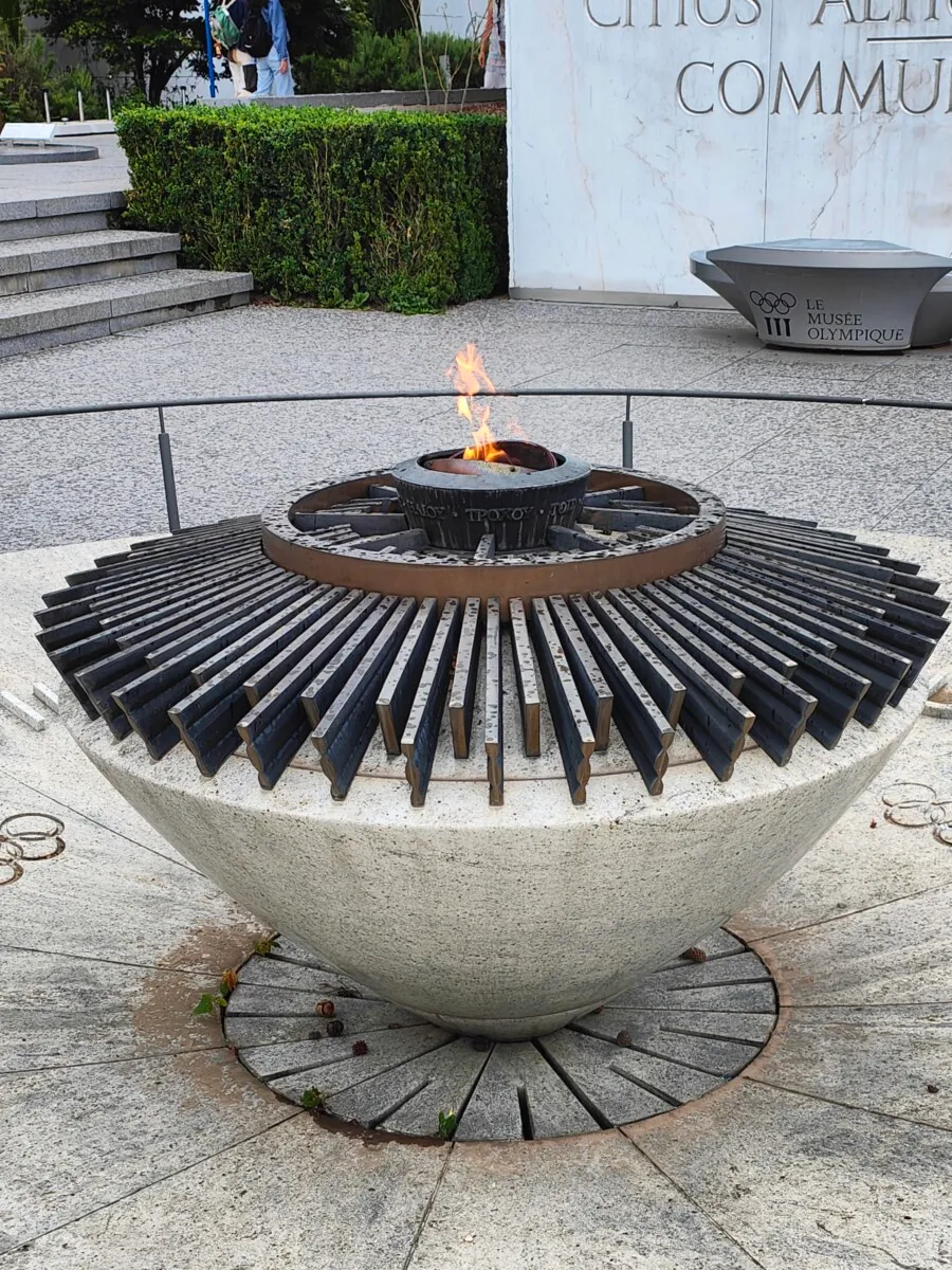 Die olympische Flamme vor dem Musée Olympique in Lausanne