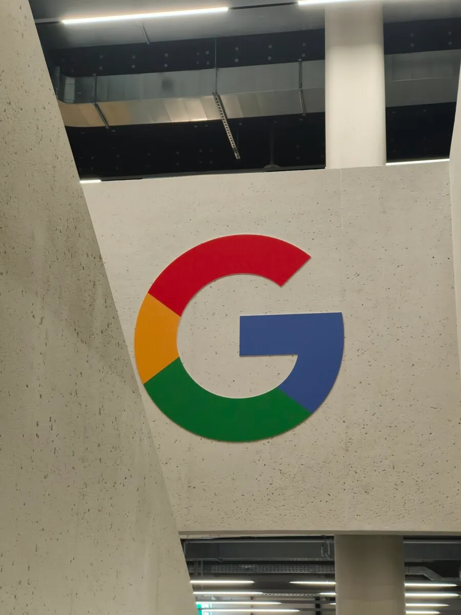 Grosses Google-Logo in den Räumlichkeiten des Google Events 2025