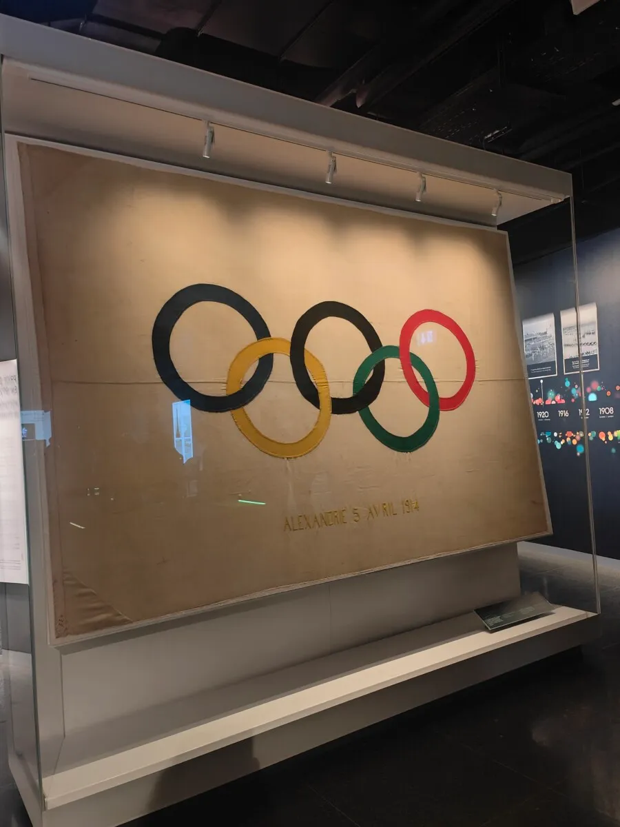 Historische olympische Ringe in einer Ausstellung im Musée Olympique
