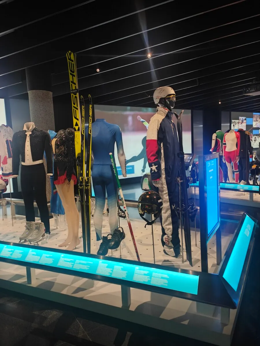 Ausstellung mit Wintersportbekleidung und Skiern im Musée Olympique