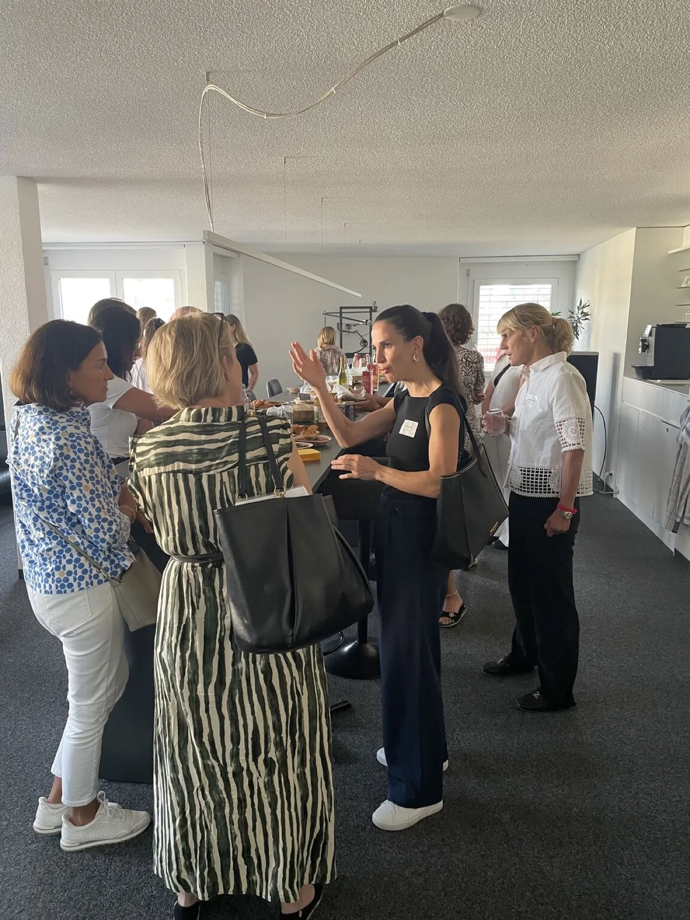 Teilnehmerinnen im Gespräch beim Apéro in den Räumen von Intersys