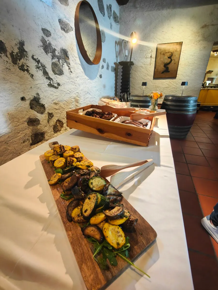 Auswahl an gegrilltem Gemüse auf einer Holzplatte am Buffet
