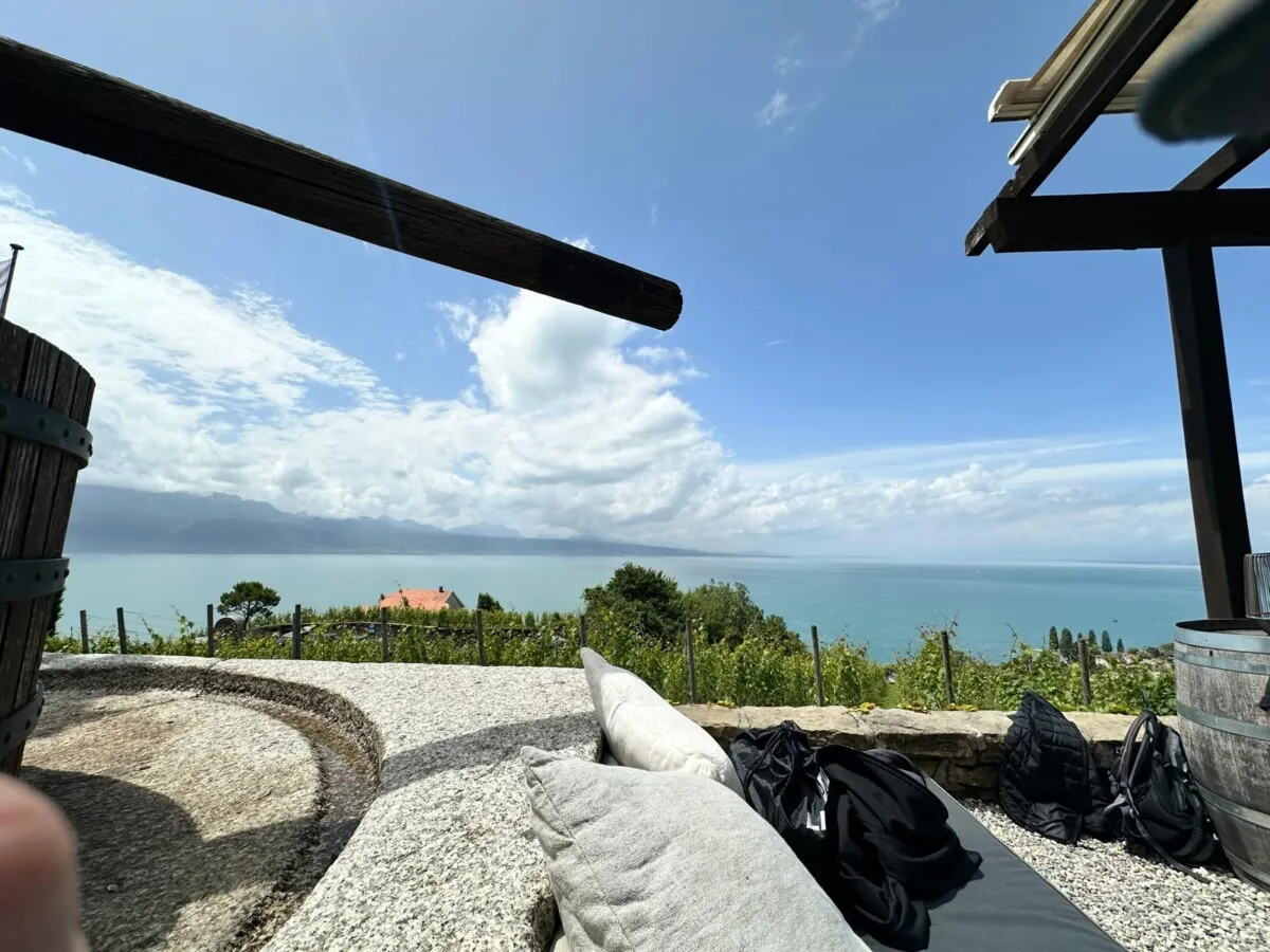 Aussicht über die Rebberge auf den Genfersee von einer Terrasse im Lavaux