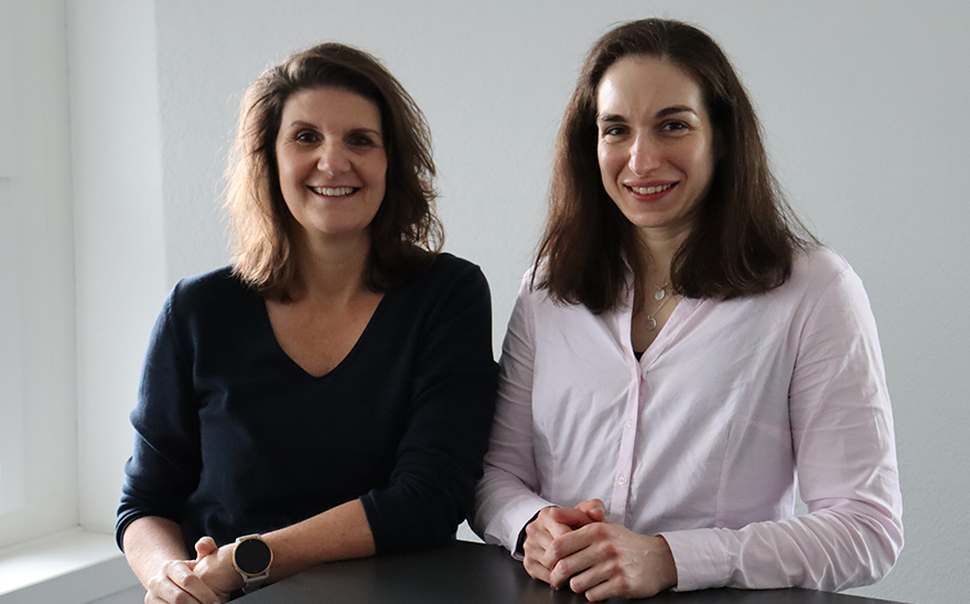 Bild von zwei Frauen aus unserem Team, Petra und Lilla zum Weltfrauentag 2023.